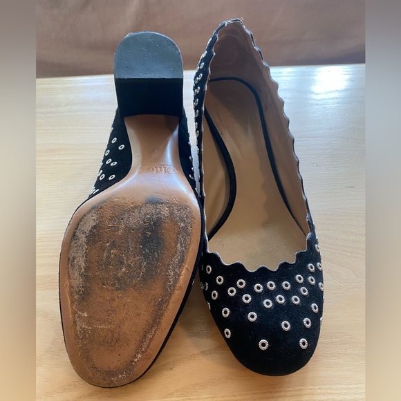 CHLOE SHOES GROMMET SCALLOPED BLACK SUEDE LEATHER LAUREN PUMPS. Size 37 - Picture 4 of 7